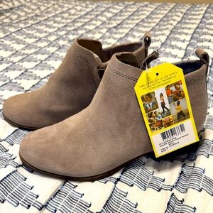 NWT TOMS Women’s Size 7 suede booties